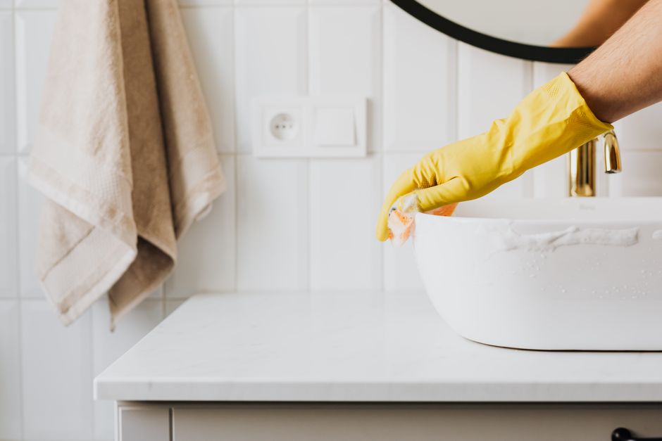 Thoroughly cleaning a bathroom sink